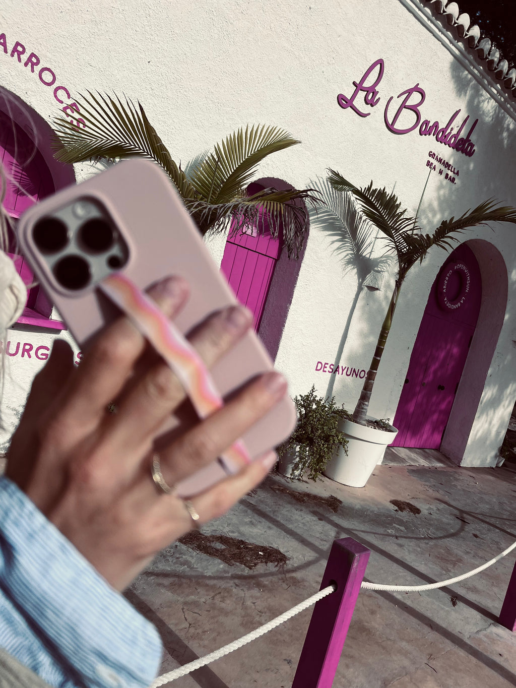 Velnoon Pastel Wave telefoonbandje gedragen in de hand, moderne phone strap