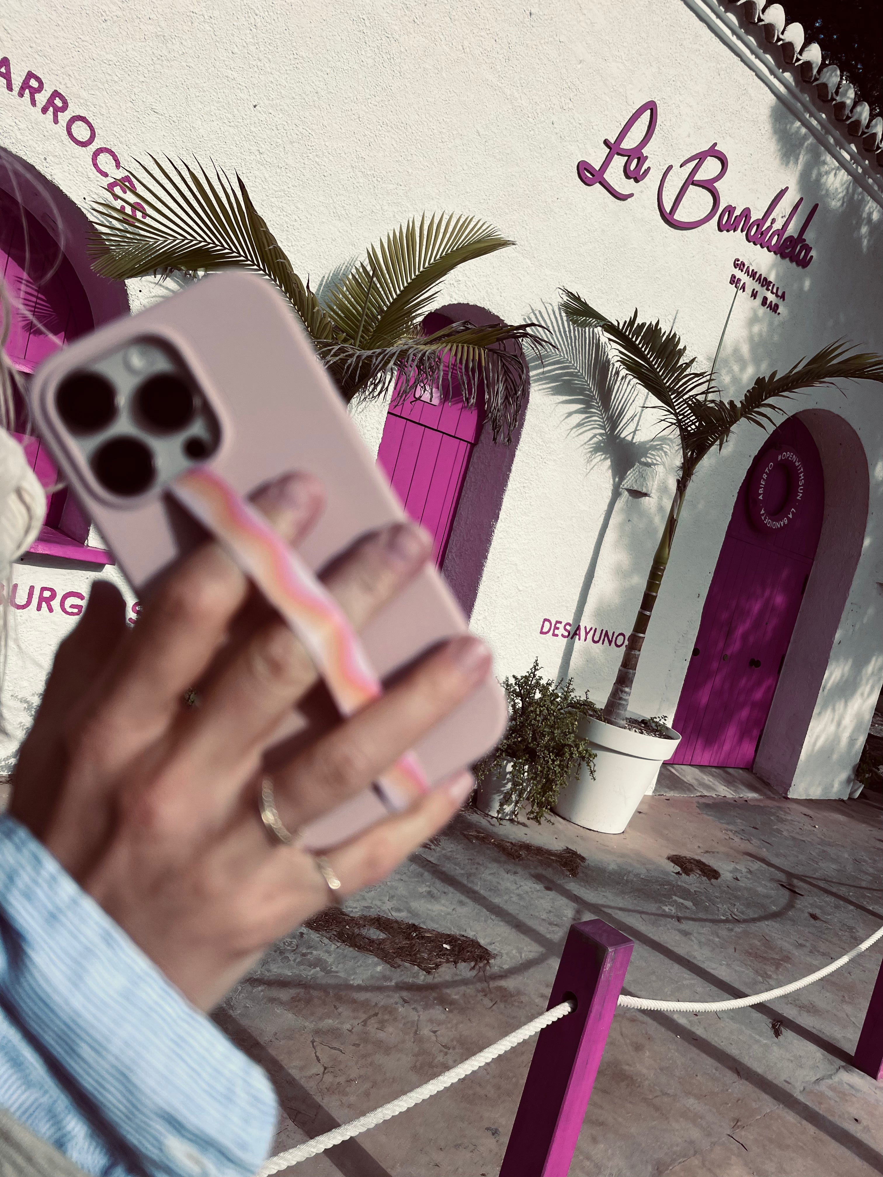 Velnoon Pastel Wave telefoonbandje gedragen in de hand, moderne phone strap