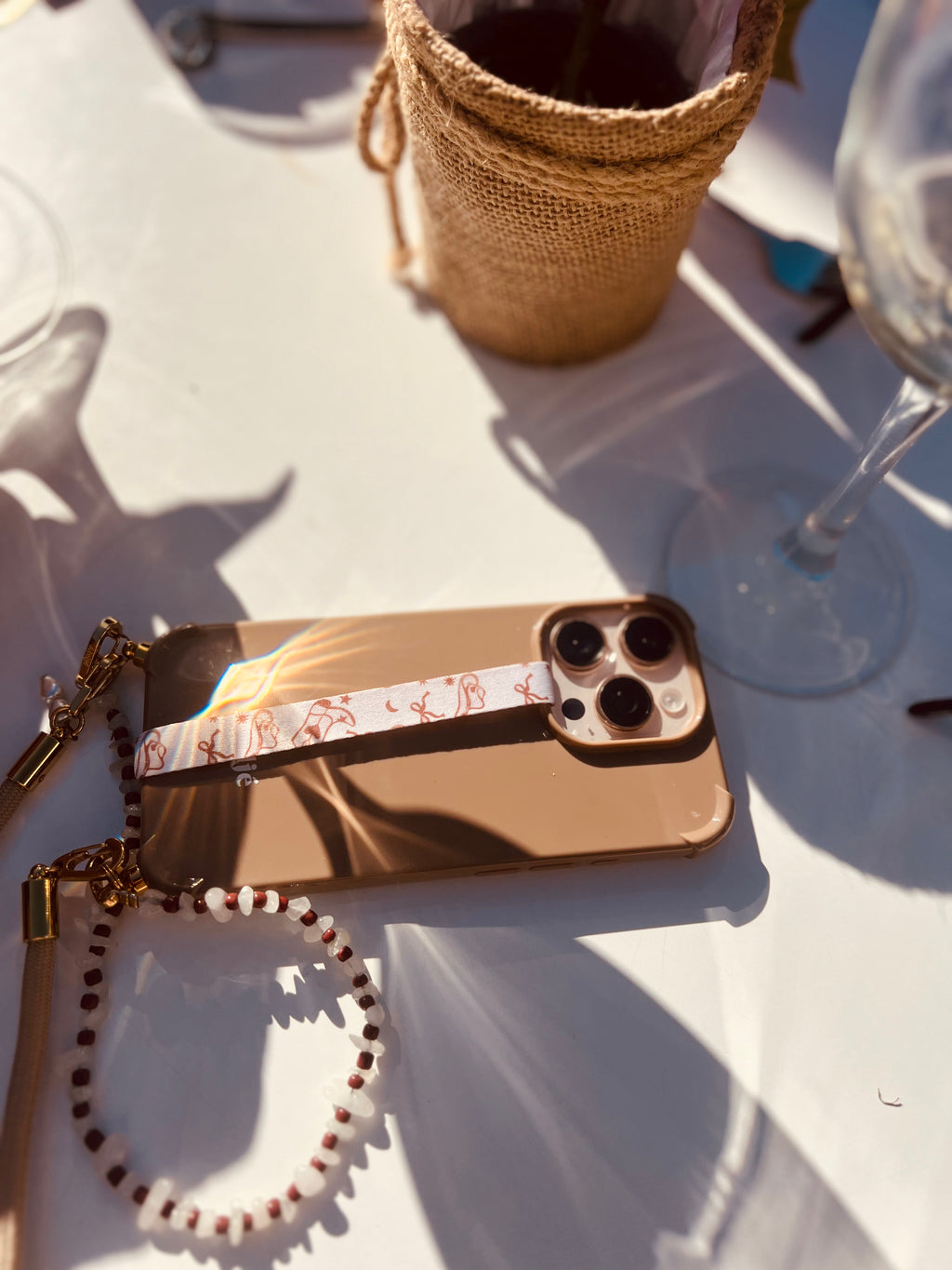 Detail van Velnoon phone strap met Boots & Bows print, modieus telefoon bandje