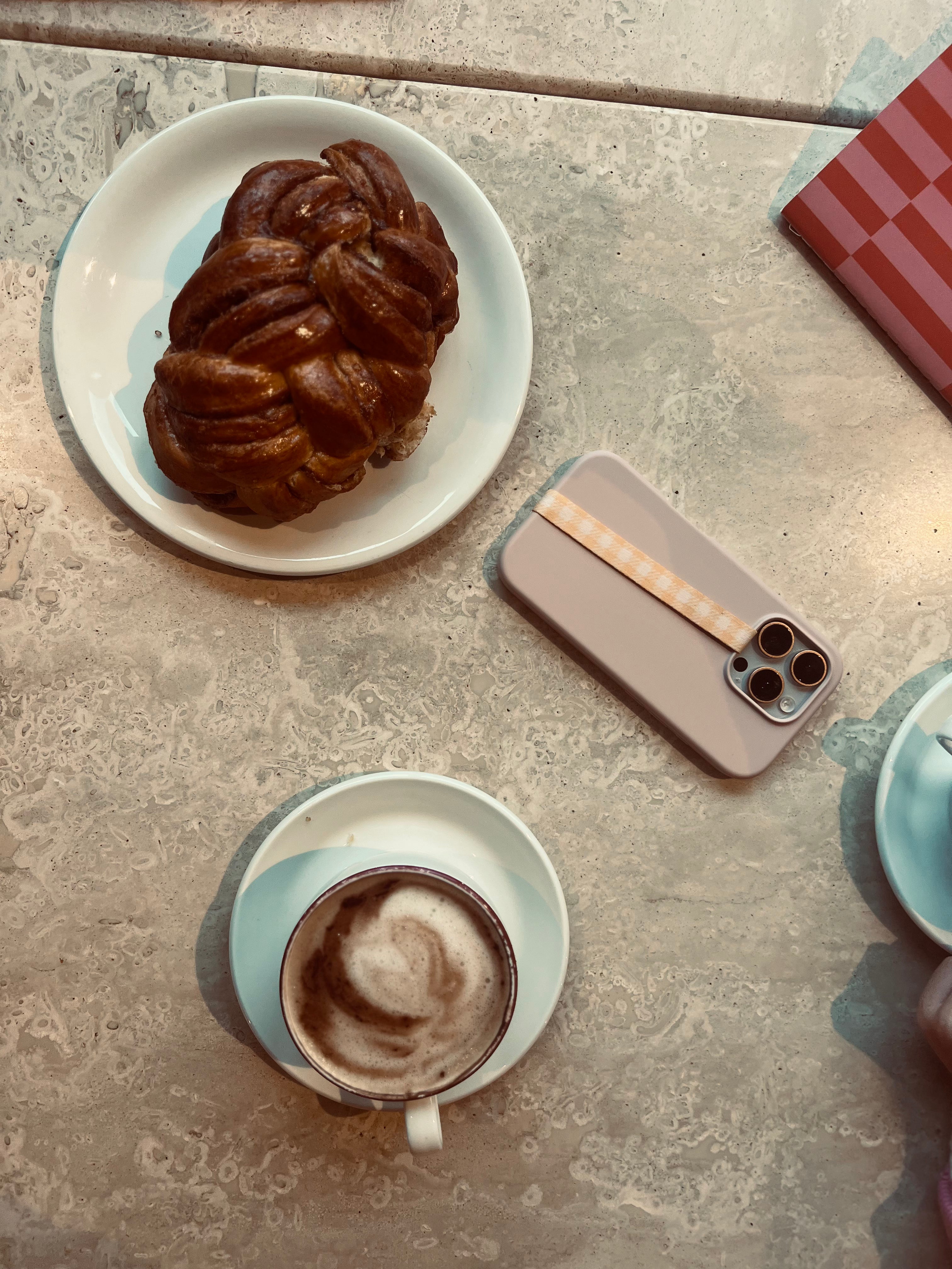 Velnoon strap als telefoon accessoire in Sunny Plaid uitvoering, combineert design, grip en draadloos opladen