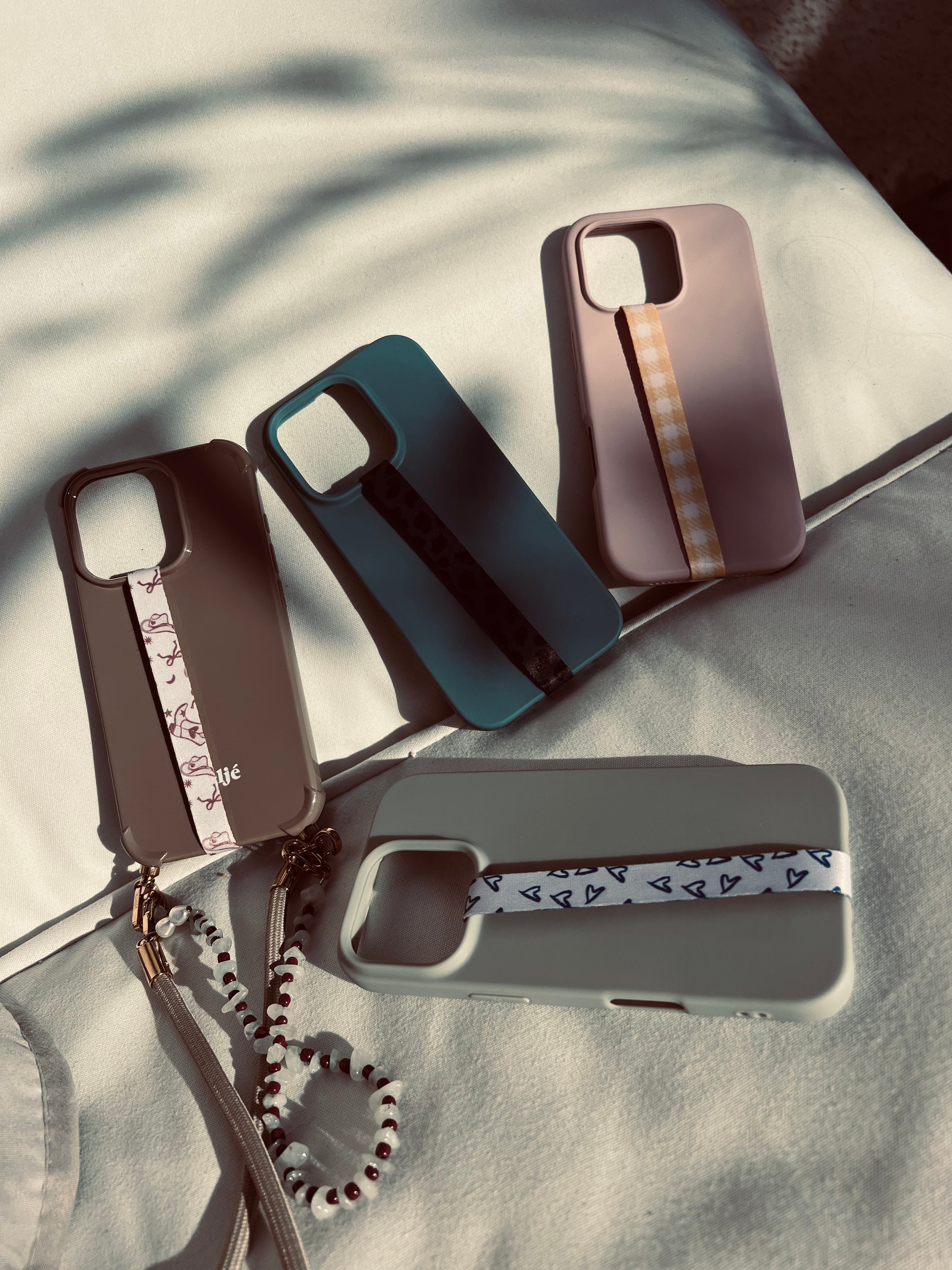 Overzicht van meerdere Velnoon Straps met verschillende designs, stijlvolle telefoonbandjes voor extra grip en comfort