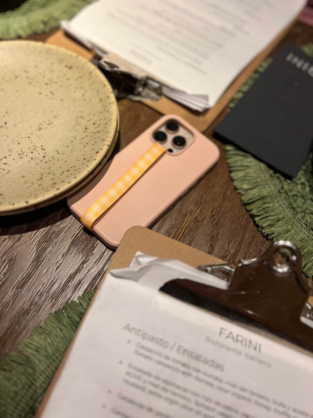 Detail van Velnoon Sunny Plaid telefoon strap met plaid patroon, modern telefoon bandje met comfortabele grip