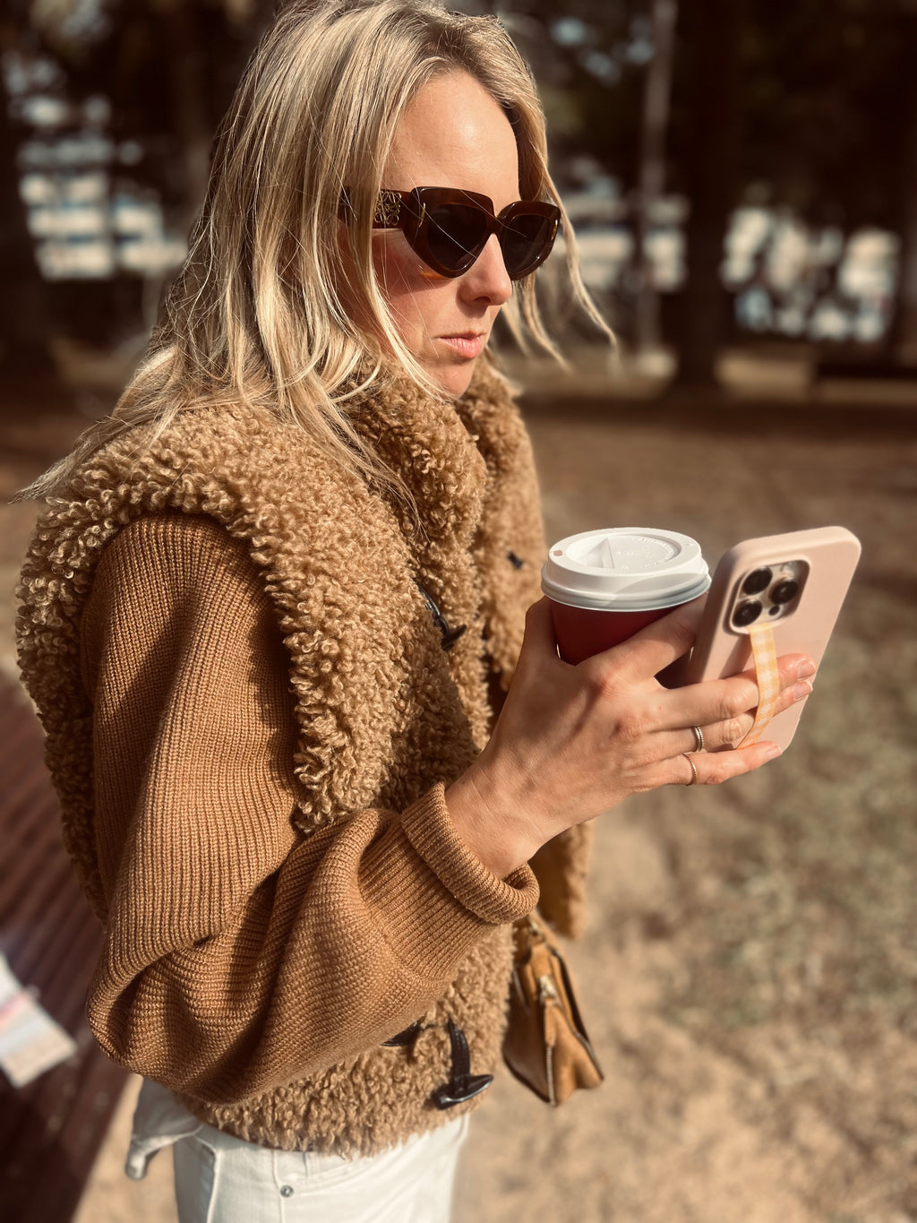 Velnoon telefoon bandje Sunny Plaid tijdens gebruik, zorgt voor stabiele grip en ontspannen gebruik van je smartphone