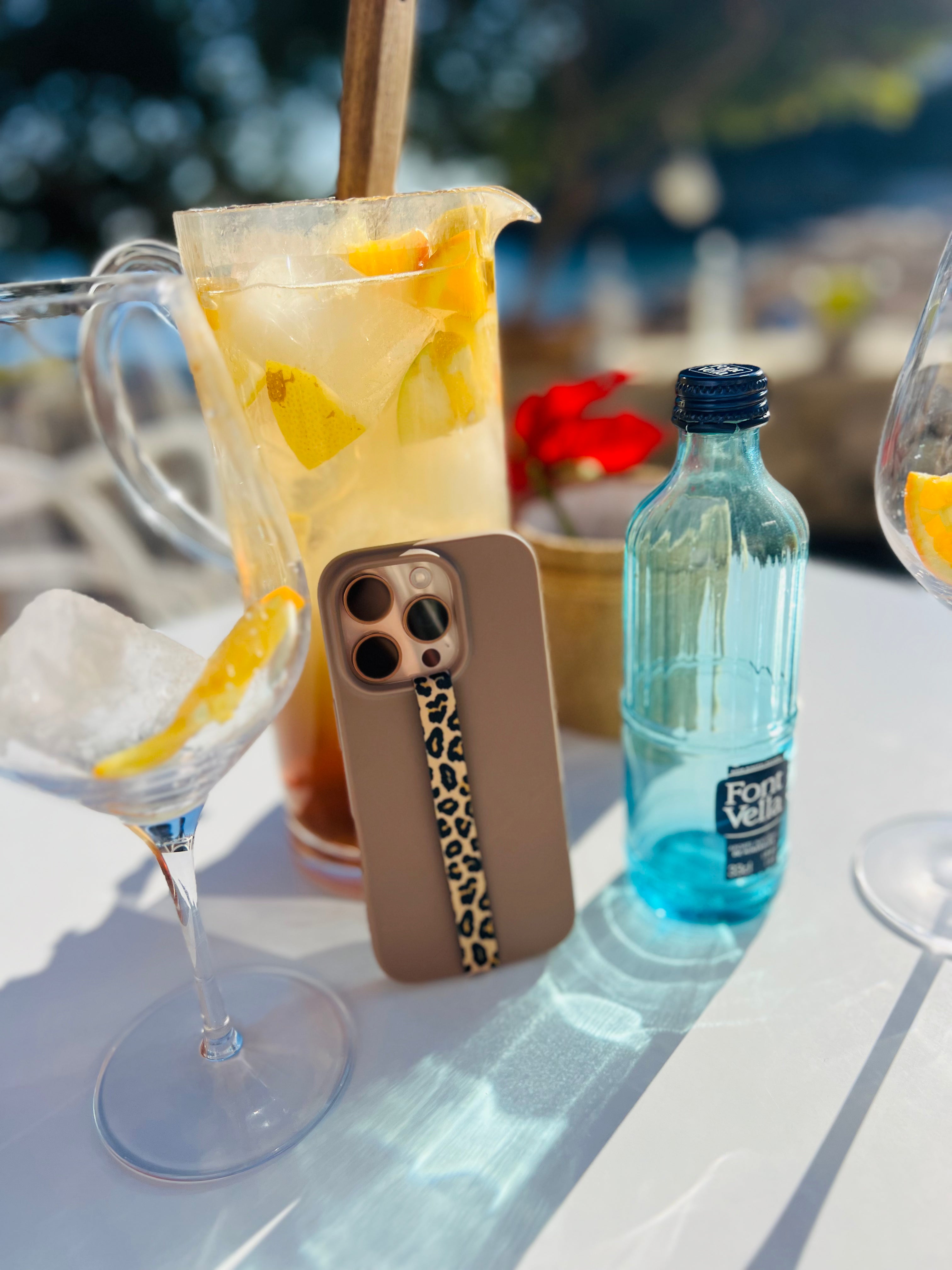 Detail van Velnoon telefoon strap Golden Leopard, modieuze phone strap